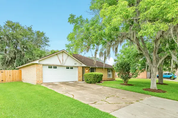 105 Sugar Cane Trace, Lake Jackson, TX 77566