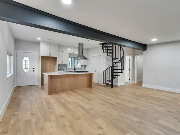 7016 Delesandri Drive, Hitchcock, TX 77563