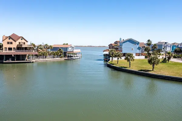 1818 Tiki Drive, Tiki Island, TX 77554