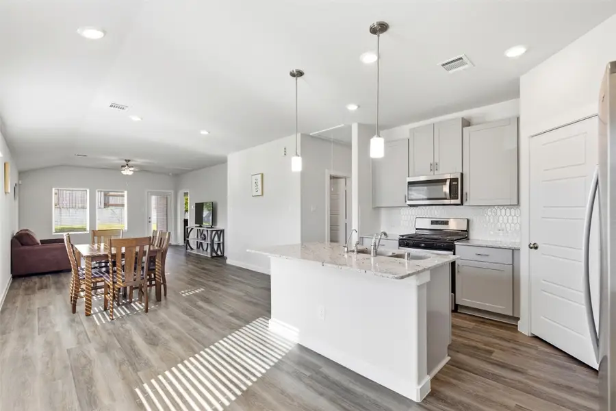 216 Shore Pointe Ct, Montgomery, TX 77316 - Image #2