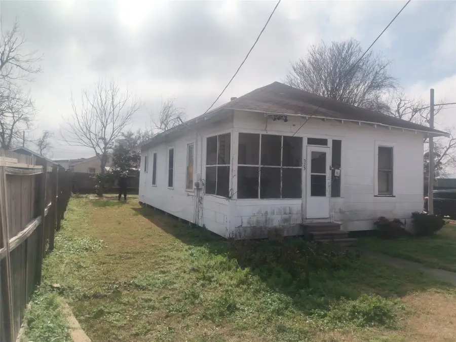 223 W Gulf Street, Baytown, TX 77520 - #2