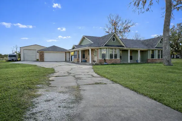 138 Pin Oak Drive, Angleton, TX 77515