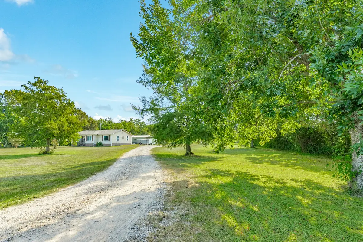 302 Britt Bailey Blvd, Angleton, TX 77515 - #1