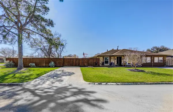 2705 6th Avenue N, Texas City, TX 77590