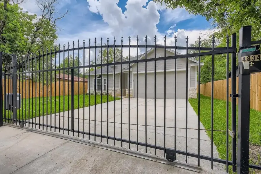4834 Van Fleet Street, Houston, TX 77033 - #2
