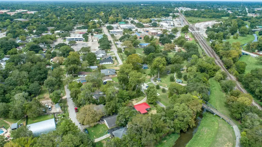 421 E Park Street, Alvin, TX 77511 - #3