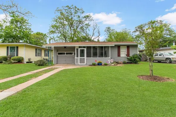 223 Jasmine Street, Lake Jackson, TX 77566