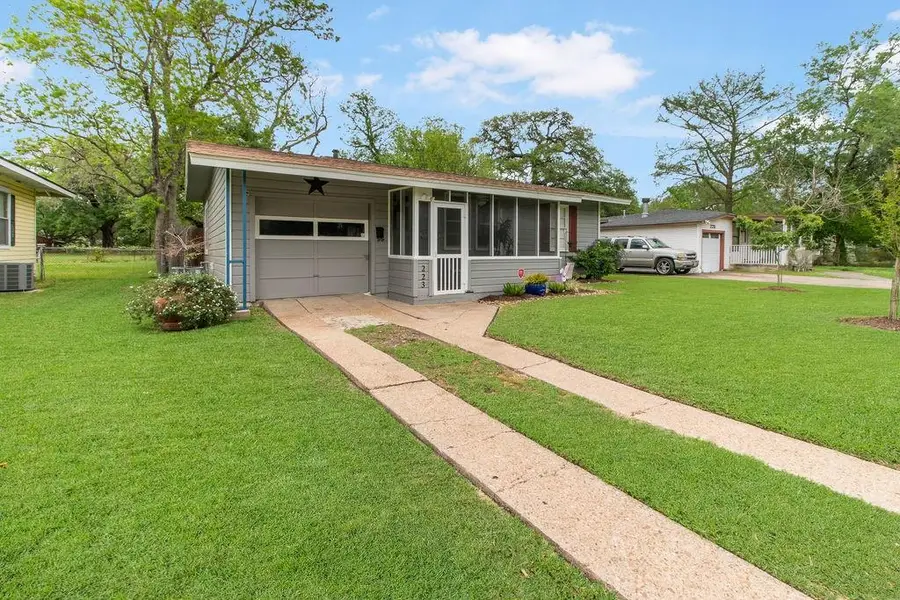 223 Jasmine Street, Lake Jackson, TX 77566 - Image #2
