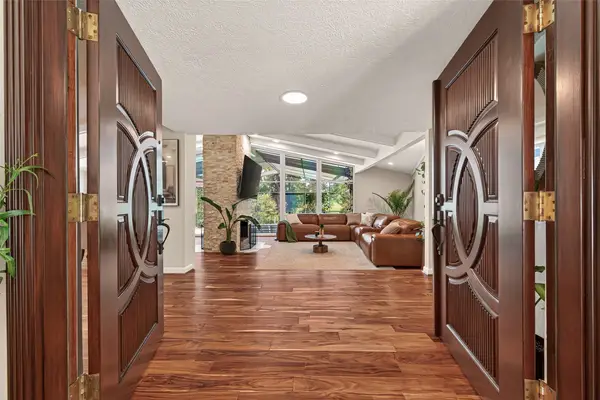 514 S Shadowbend Avenue, Friendswood, TX 77546
