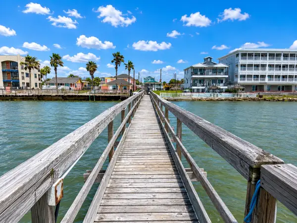 720 S Water Street, Rockport, TX 78382
