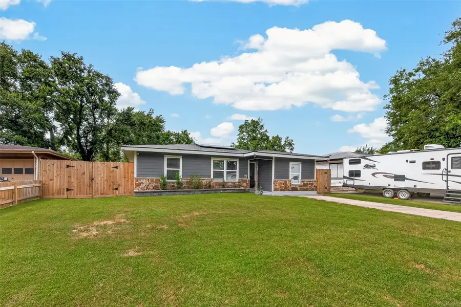 901 Temple Circle, Hitchcock, TX 77563 - #2
