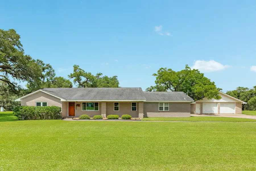 511 Edgewater Street, Clute, TX 77531 - #2
