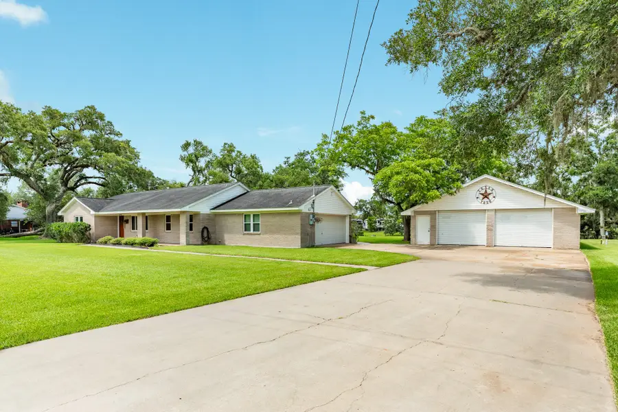511 Edgewater Street, Clute, TX 77531 - #3