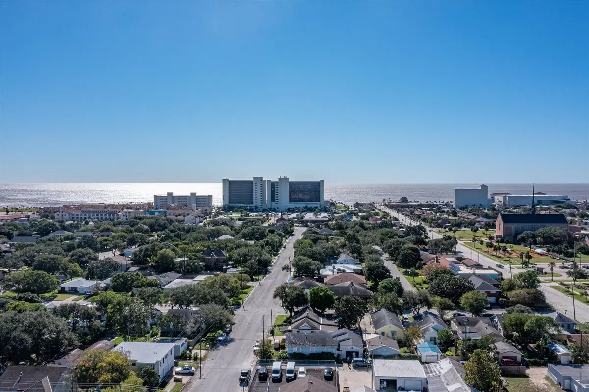 5205 Avenue R 1/2, Galveston, TX 77551 - Image #1