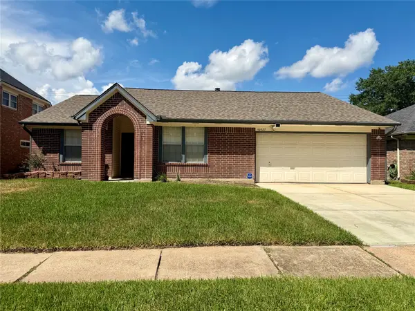 16027 Surrey Woods Drive, Friendswood, TX 77546