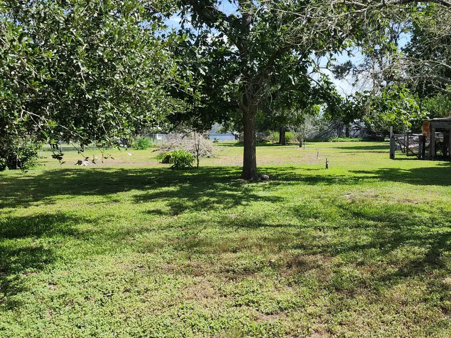 612 Black Street, Schulenburg, TX 78956 - Image #2