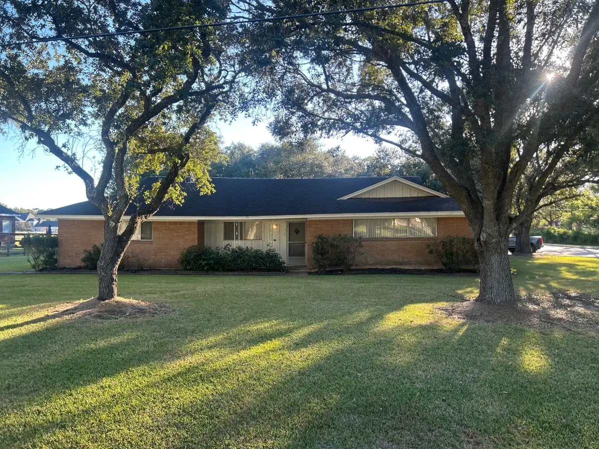 302 Garden Drive, Friendswood, TX 77546 - Image #1