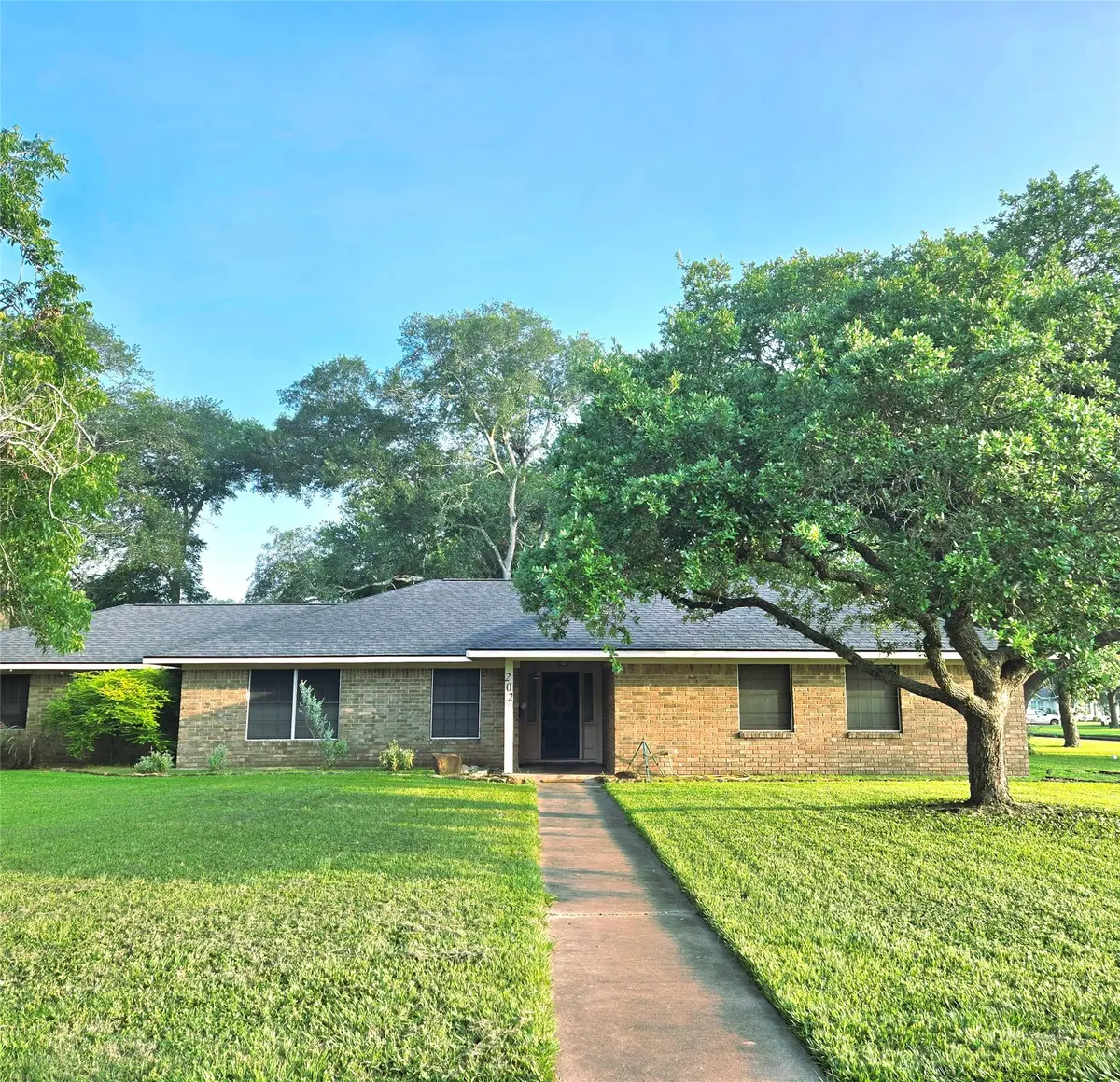 202 W West Street, El Campo, TX 77437 - #1