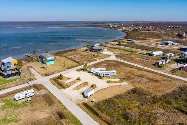 1040 Rollover Lane, Gilchrist, TX 77617