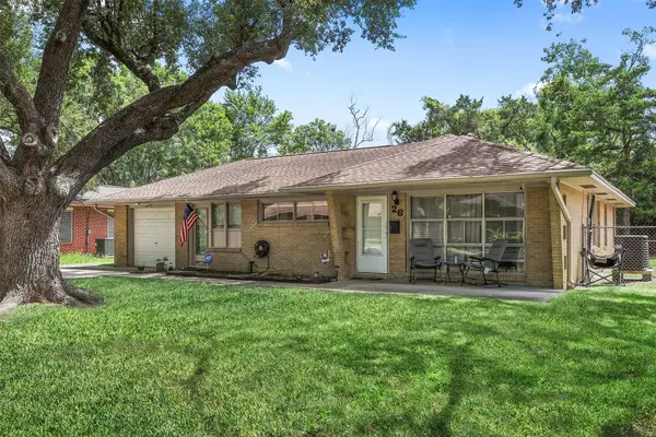 26 S Pin Oak Drive, Texas City, TX 77591