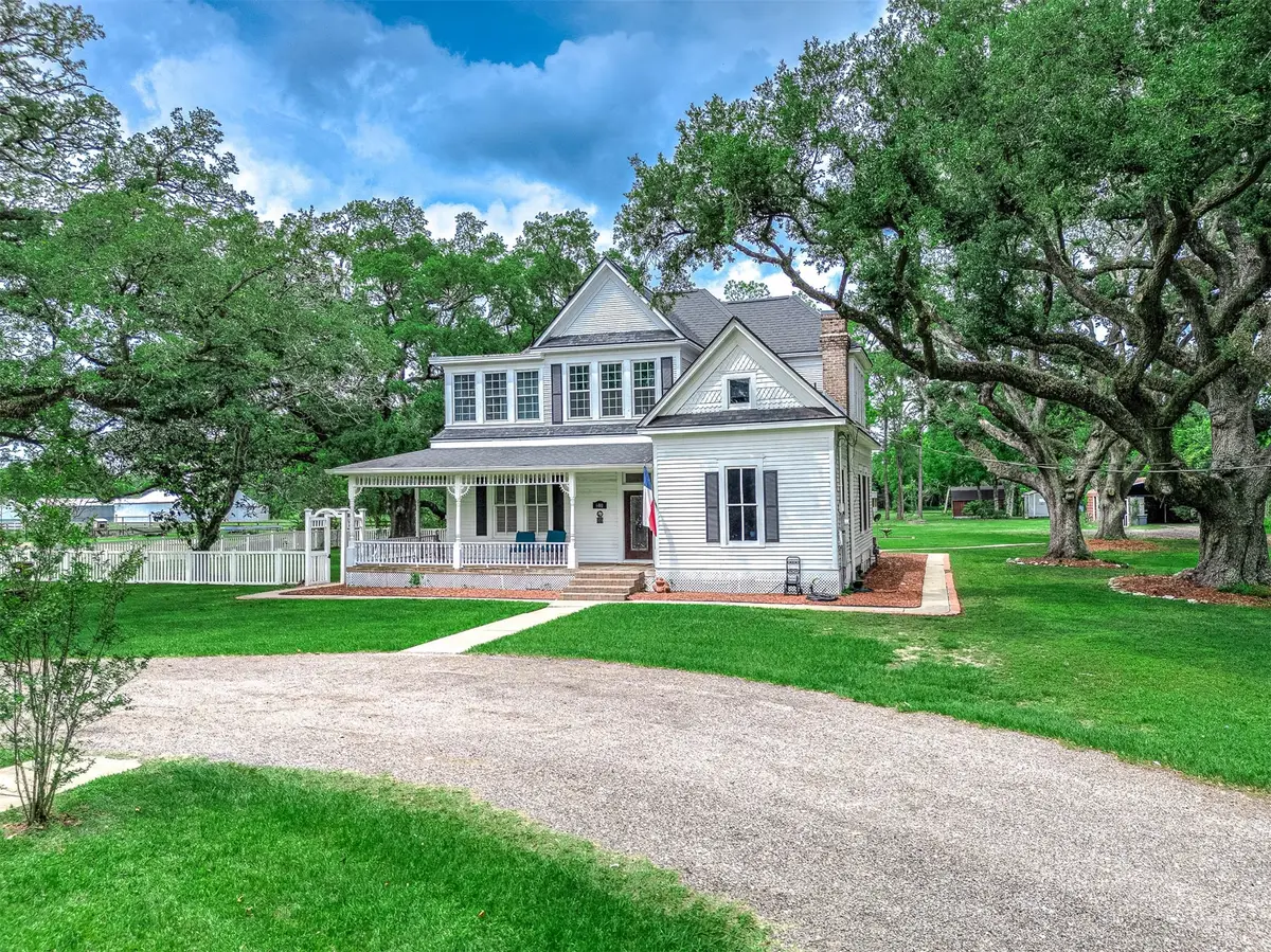 600 S Walker Street, Angleton, TX 77515 - #1