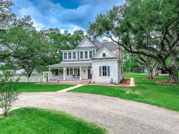 600 S Walker Street, Angleton, TX 77515