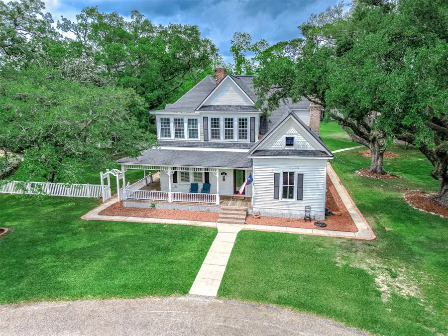 600 S Walker Street, Angleton, TX 77515 - #2