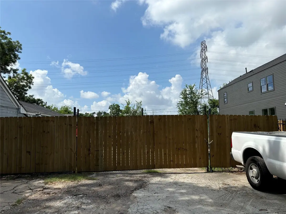 220 E 37th Street, Houston, TX 77018 - Image #1