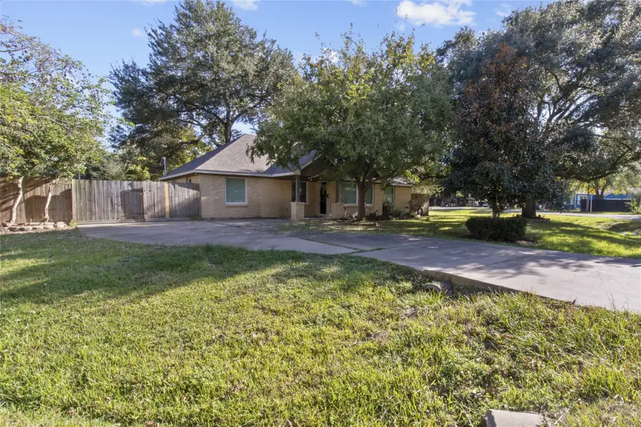 2201 Meadow Lane, La Marque, TX 77568 - Image #3