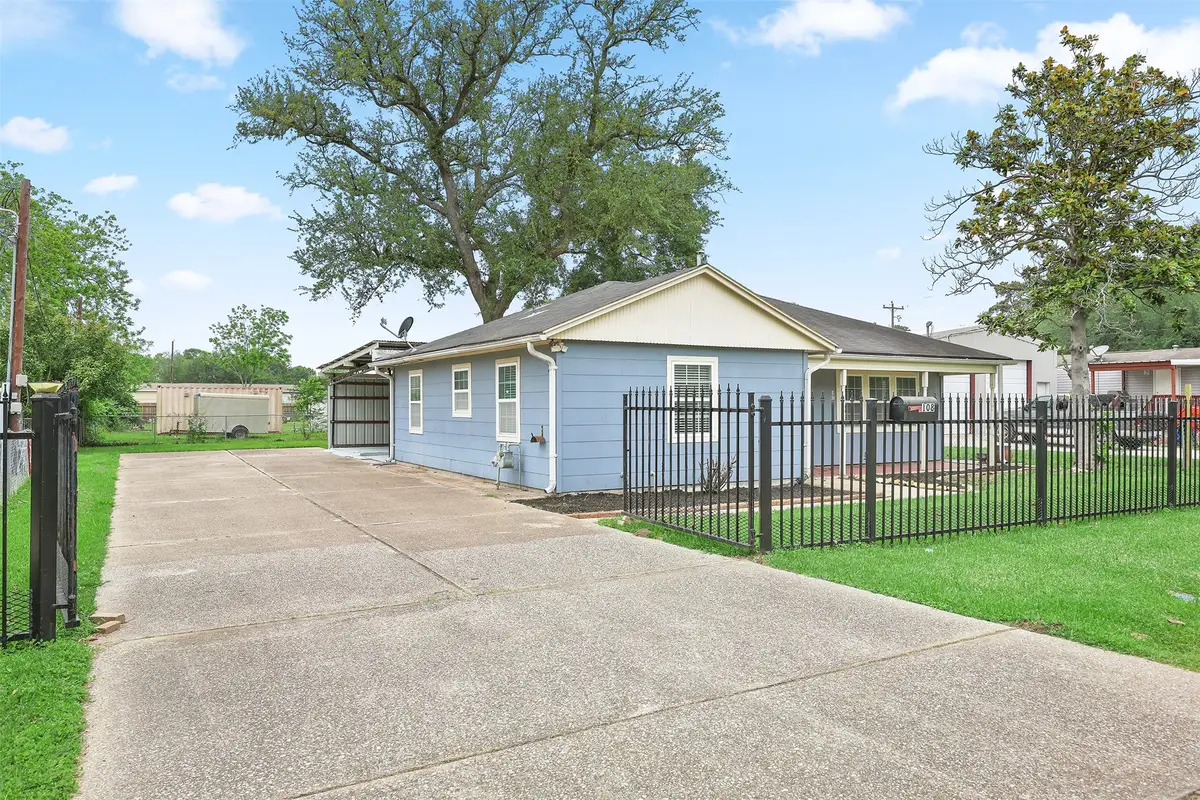 108 N 7th Street, Highlands, TX 77562 - #1