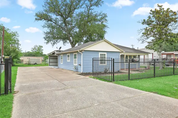 108 N 7th Street, Highlands, TX 77562