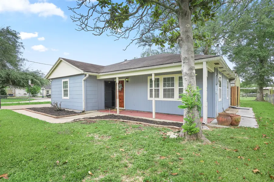 108 N 7th Street, Highlands, TX 77562 - #2