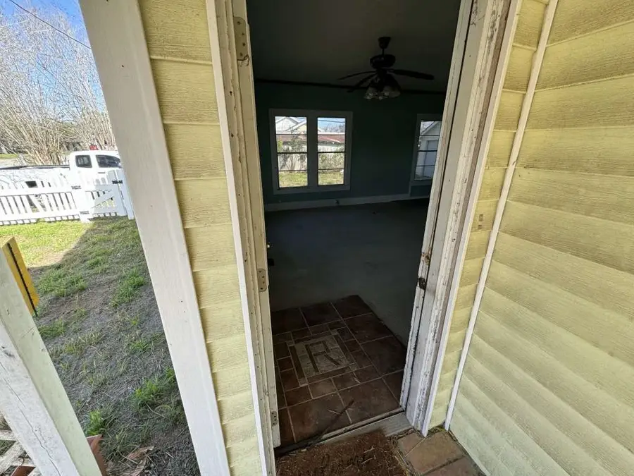 565 N Jefferson Street, Goliad, TX 77963 - Image #3