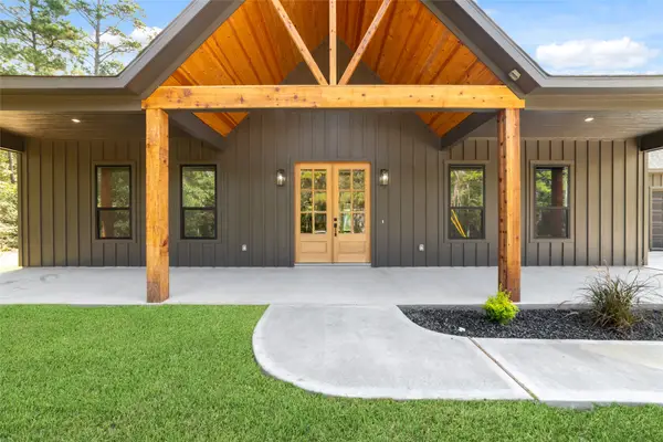 16985 E Hollyhill Dr, Plantersville, TX 77363