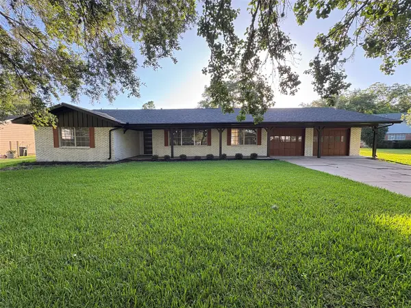 118 Clover Street, Lake Jackson, TX 77566