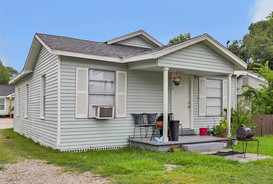 202 N 3rd Street, Highlands, TX 77562 - #2