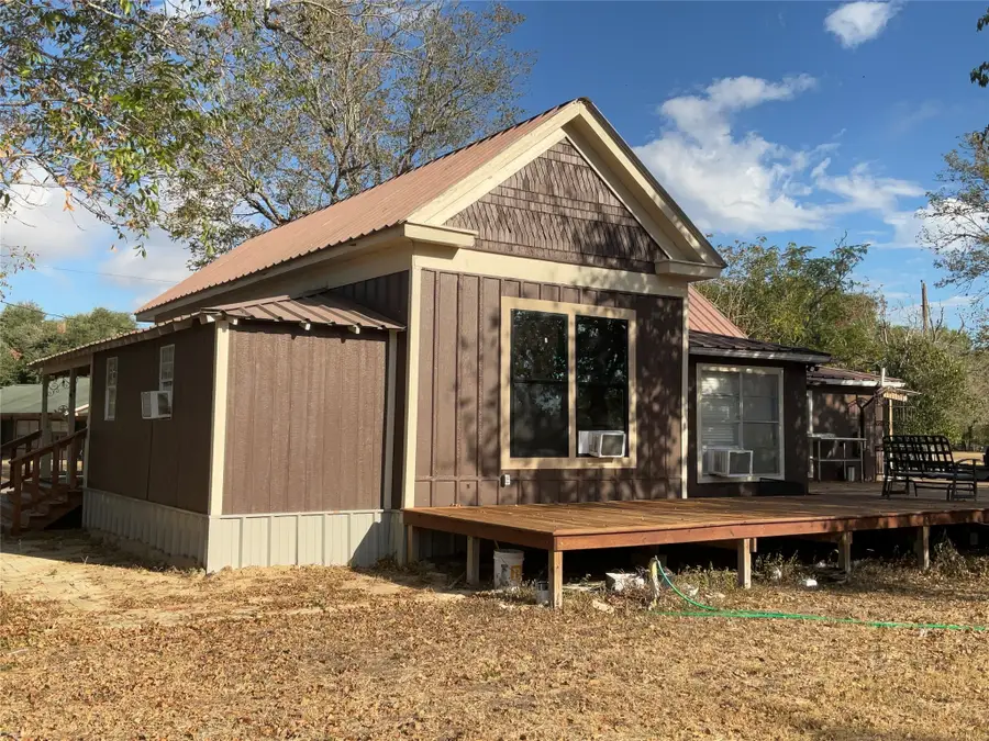 211 Martin Street, Yoakum, TX 77995 - Image #2