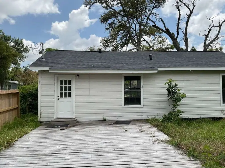 135 Huisache Street, Lake Jackson, TX 77566 - Image #2