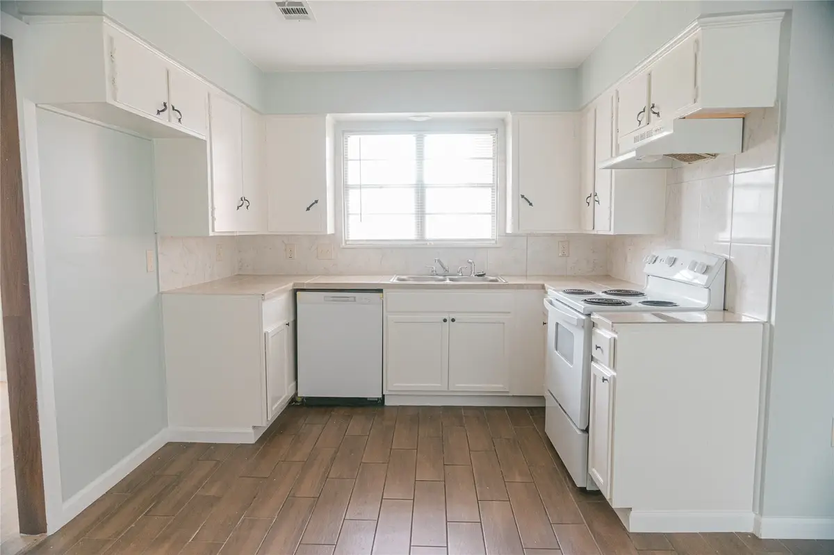 9015 Vinearbor Street, Houston, AL 77033 - Image #1