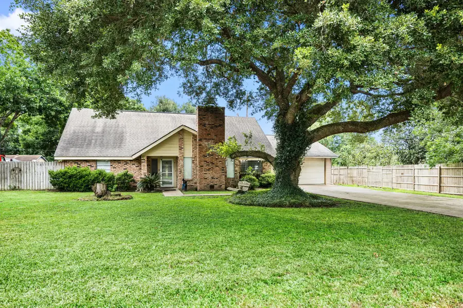 100 Crestview Street, Columbus, TX 78934 - Image #2