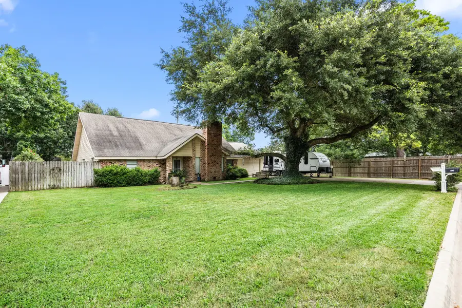 100 Crestview Street, Columbus, TX 78934 - Image #3