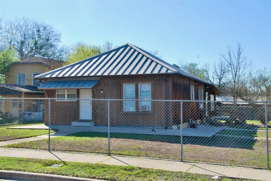 125 W Wallace Street, Gonzales, TX 78629 - #2