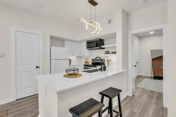 10855 Meadowglen Lane #604, Houston, TX 77042
