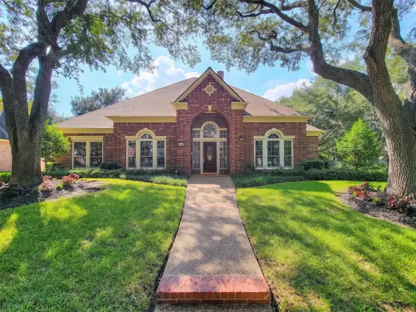 2702 Briar Knoll Court, Sugar Land, TX 77479