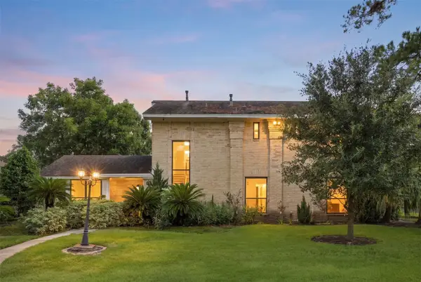 2711 Williamsburg Drive, Dickinson, TX 77539