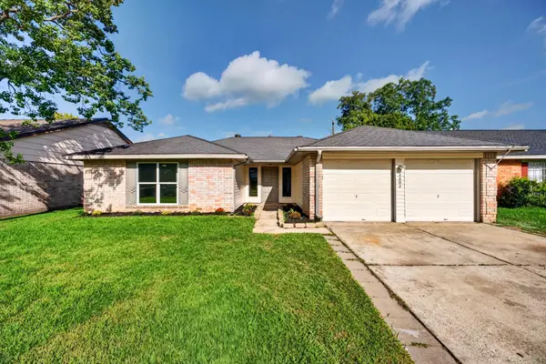 2402 Colonial Ridge Drive, Friendswood, TX 77546