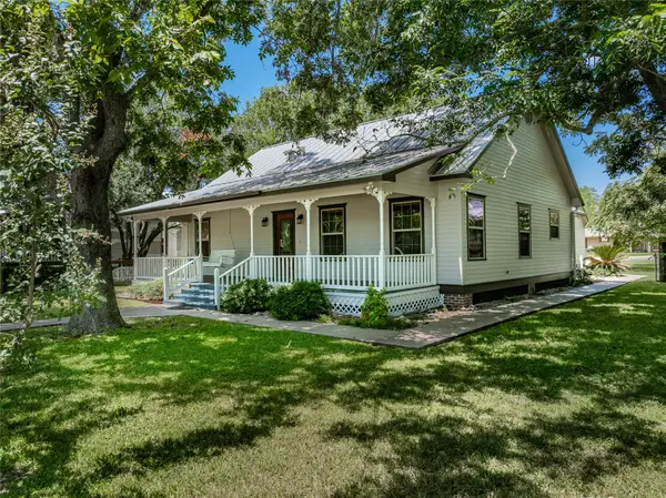 109 W Market Street, Fayetteville, TX 78940