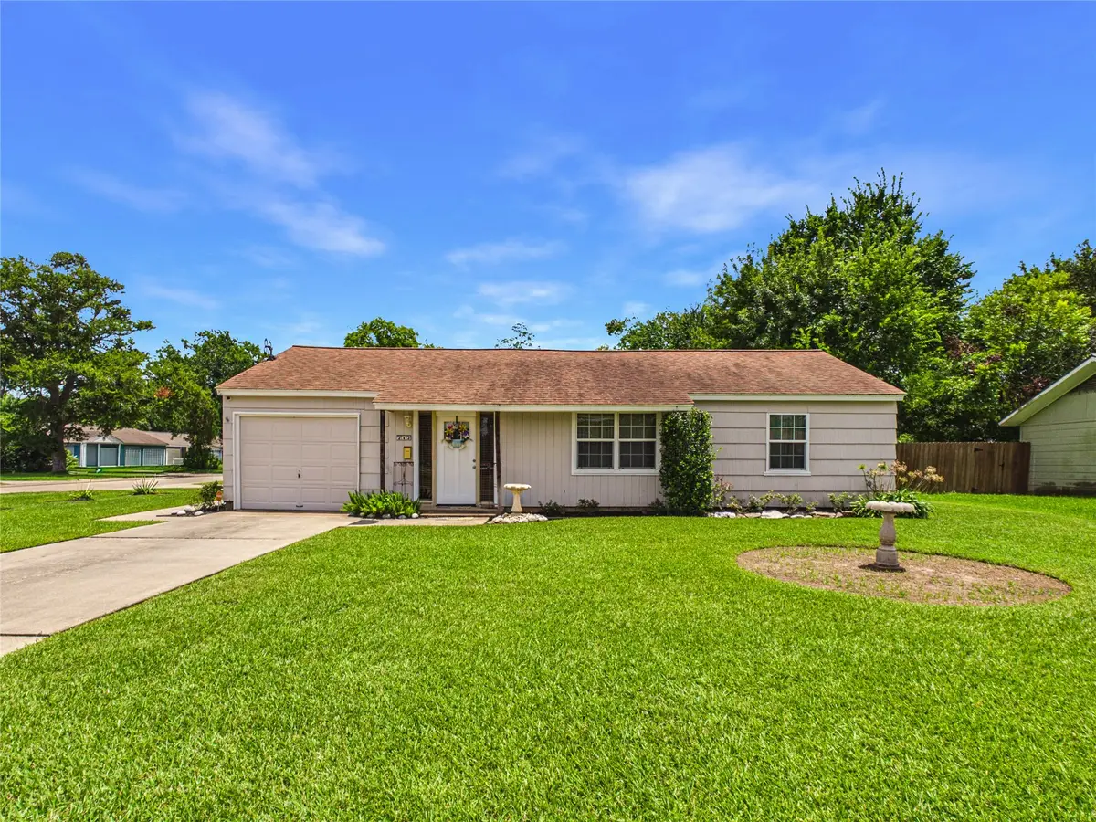 212 Elm Street, Lake Jackson, TX 77566 - #1