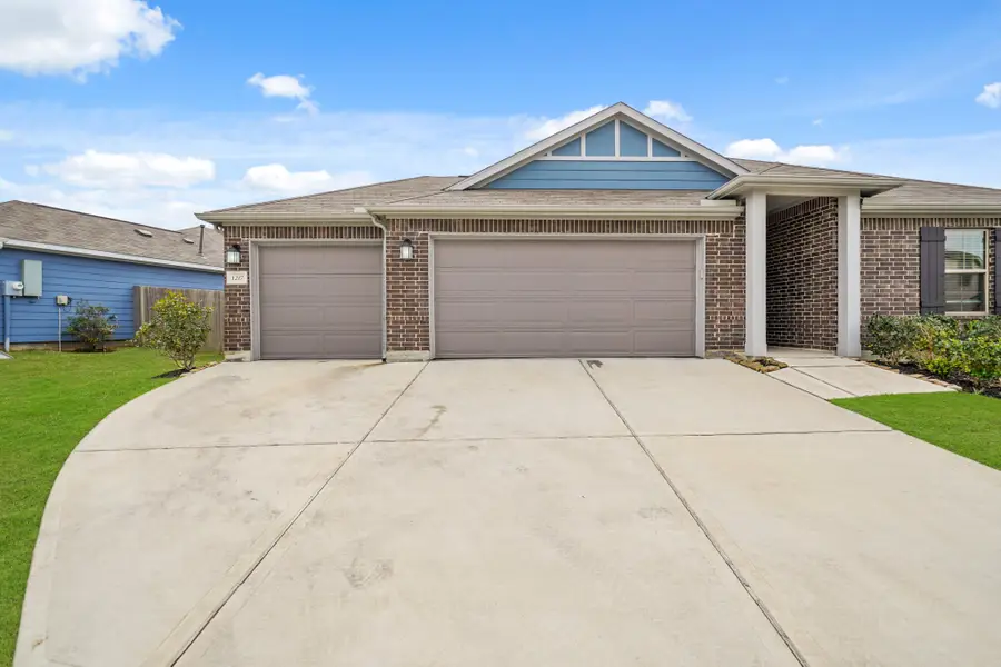 1217 Lancer Leap Drive, Alvin, TX 77511 - Image #2