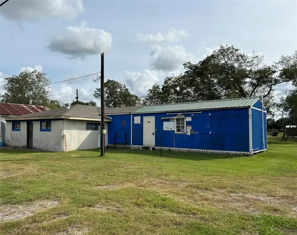 908 Main Street, Anahuac, TX 77514